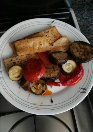 Una foto de Tofu con verdura y especias