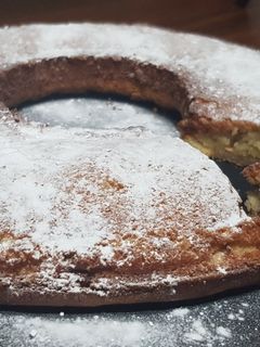 Una foto de Brownie de chocolate blanco con avellanas