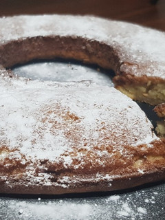 Una foto de Brownie de chocolate blanco con avellanas
