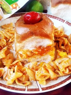 वेजी पास्ता विथ पाव (Vege pasta with pav recipe in hindi) रेसिपी मुख्य फोटो