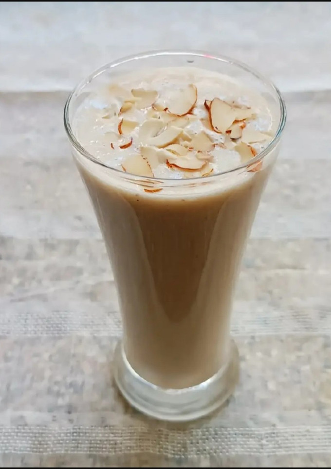 A picture of Banana Dates Smoothie.