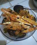 Seafood kuah pedas (rajungan, kerang, jamur dan baso ikan)