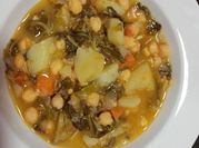 Una foto de garbanzos con acelgas