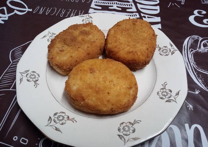 Croquettes de pomme de terre, aux oignons, lardons et fromages