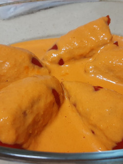 Una foto de Pimientos del piquillo rellenos de bacalao, gambas y gulas