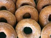 Una foto de donas con levadura seca