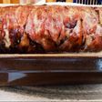 Rollo de carné envuelto en bacon; relleno de espinacas, jamón y
