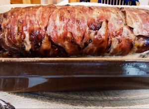Foto principal de Rollo de carné envuelto en bacon; relleno de espinacas, jamón y