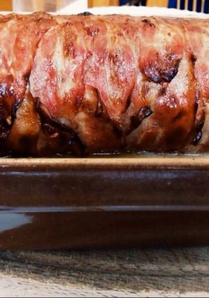 Una foto de Rollo de carné envuelto en bacon; relleno de espinacas, jamón y