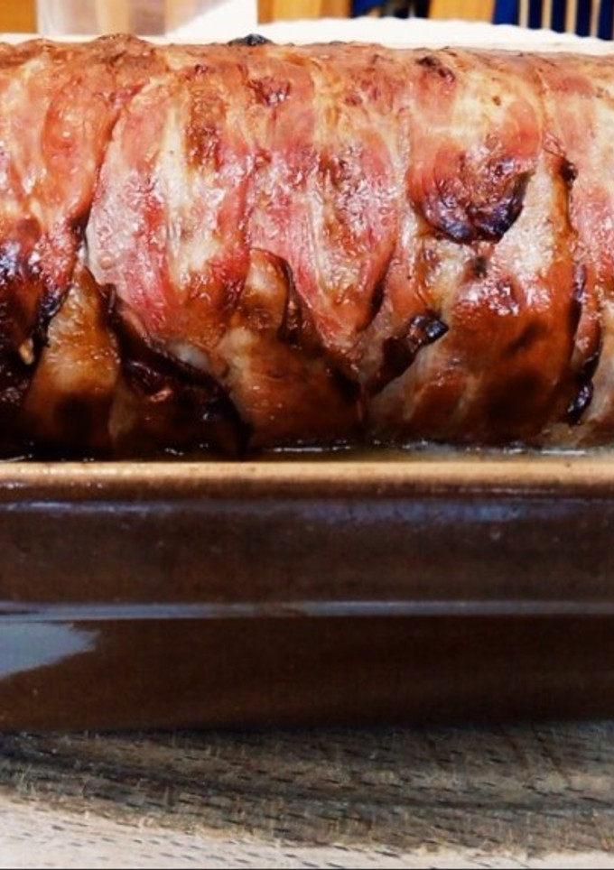 Una foto de Rollo de carné envuelto en bacon; relleno de espinacas, jamón y