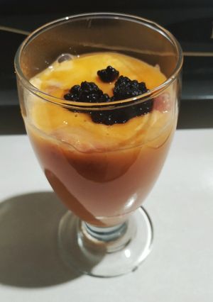 Foto resep Puding Susu Mangga topping Strawberry & Blueberry