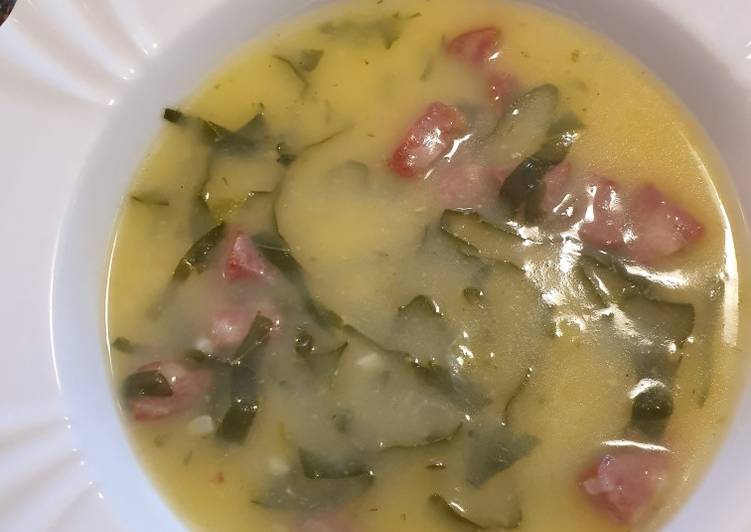 Caldo verde com calabresa