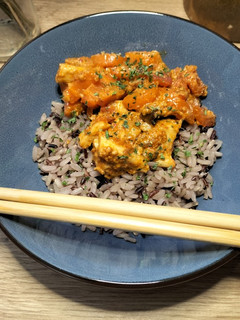 Une photo de Poulet au curry rouge et lait de coco
