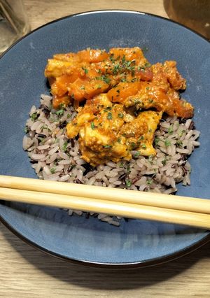 Une photo de Poulet au curry rouge et lait de coco
