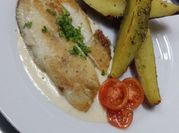 Una foto de tilapia al horno en papel aluminio
