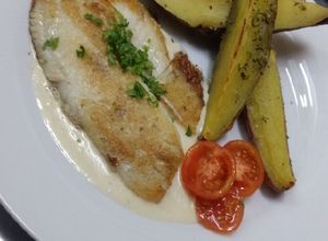 Una foto de Tilapia con batata rústica