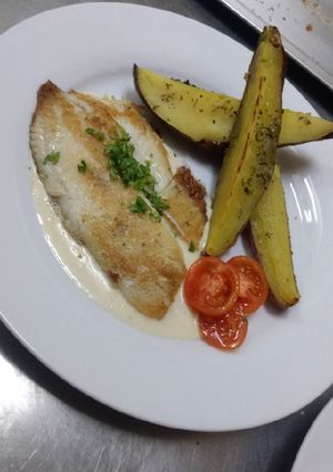 Una foto de Tilapia con batata rústica