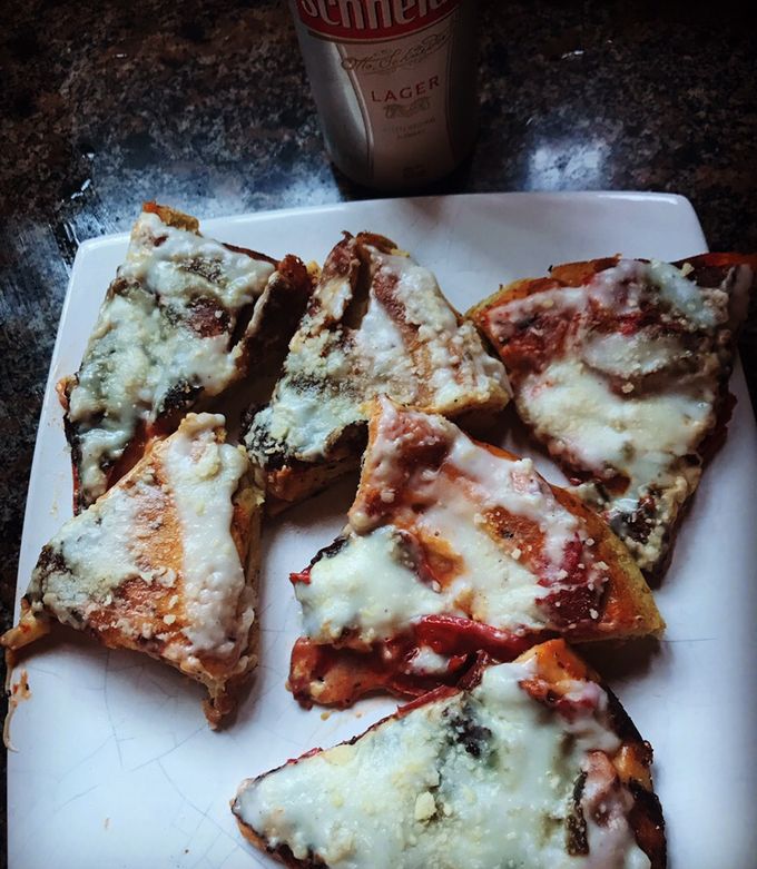 Una foto de Pizza rellena en sartén sin tacc, ideal para la cena