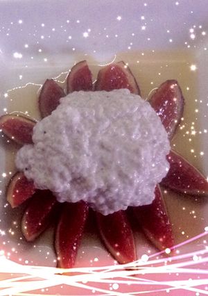 Una foto de Higos con crema de coco y chía