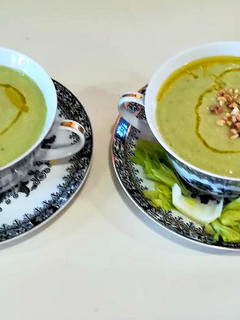 Una foto de Sopa fría de aguacate y manzana