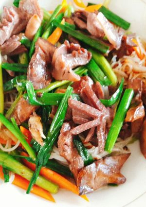 Hình của món Lòng gà xào bún khô.