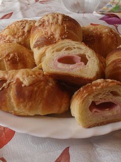 Sajtos-sonkás croissant recept fotója