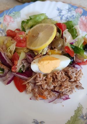 Tonhalsaláta gazdagon recept fotója