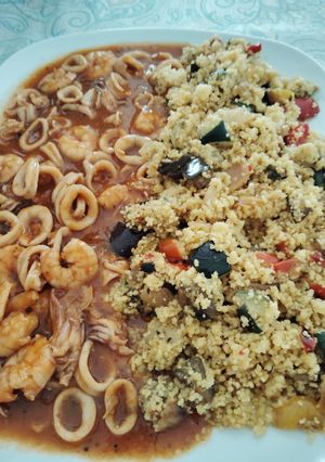 Una foto de Chipirones /calamares y gambas en salsa acompañado de cuscús con verduras