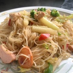 A picture of Thai style Stir-fried rice noodles with chicken and sausages.