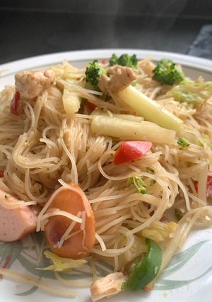 A picture of Thai style Stir-fried rice noodles with chicken and sausages.