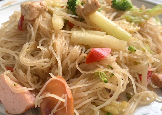 Thai style Stir-fried rice noodles with chicken and sausages