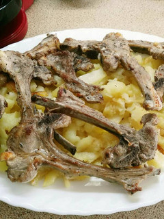 Una foto de Chuletas de cordero con patatas en ajo cabañil