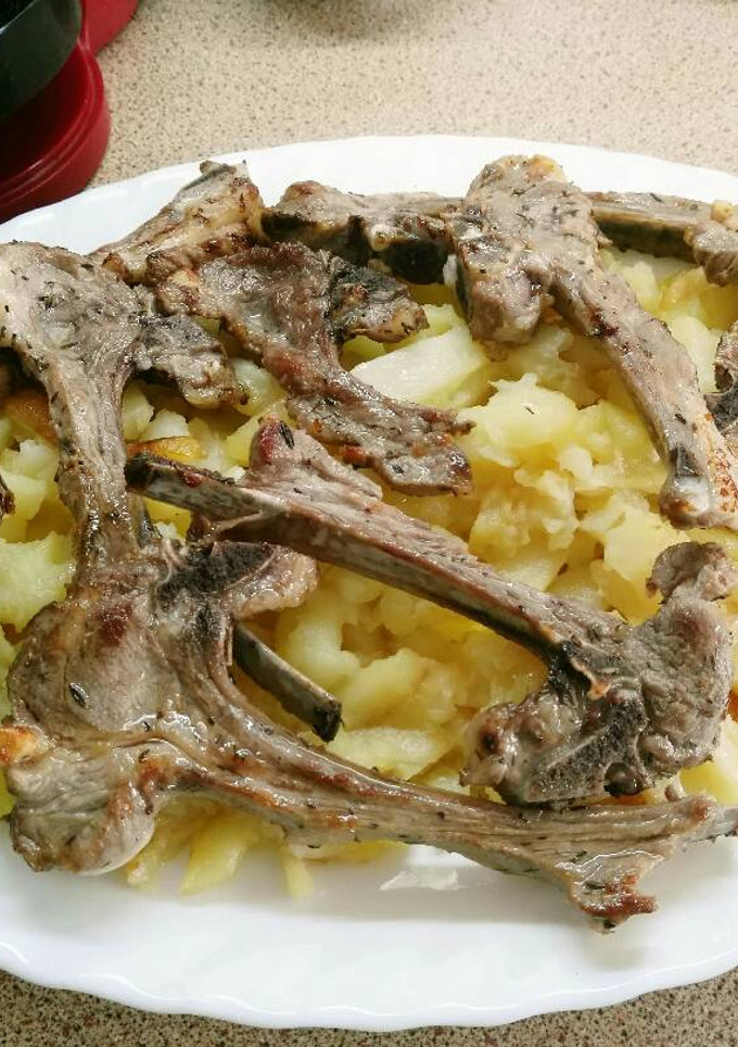 Una foto de Chuletas de cordero con patatas en ajo cabañil