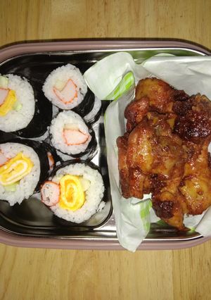 รูปของ ข้าวกล่องคิมบับไก่ทอด (Fried Chicken and kimbap Lunch Box)