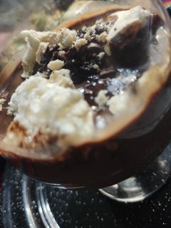 Una foto de Crema de chocolate especiada con tropiezos de merengue horneado