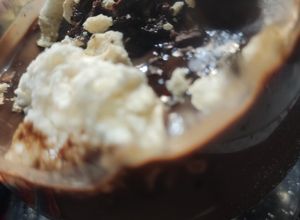 Una foto de Crema de chocolate especiada con tropiezos de merengue horneado