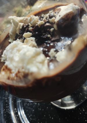 Una foto de Crema de chocolate especiada con tropiezos de merengue horneado