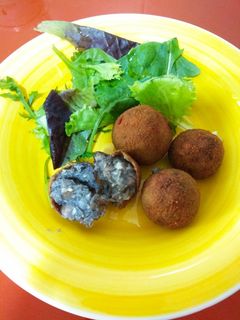 Una foto de Croquetas de calamares en su tinta 🦑