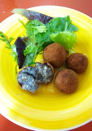 Una foto de Croquetas de calamares en su tinta 🦑