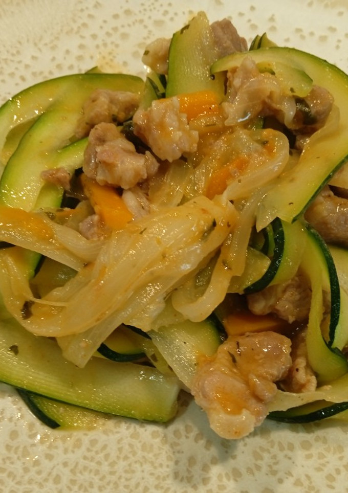Una foto de Tallarines de calabacín con magro
