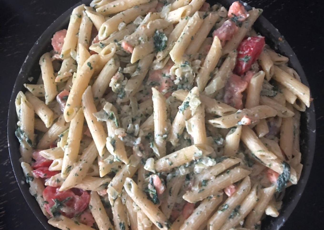 Gratin de penne au saumon frais et à la sauce épinards en branche, chèvre frais et crème De soja 🤤