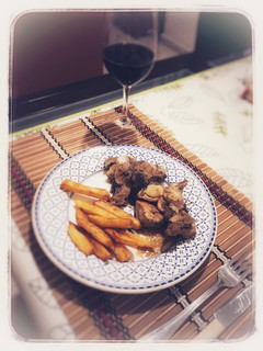 Una foto de Pollo al ajillo o algo por el estilo