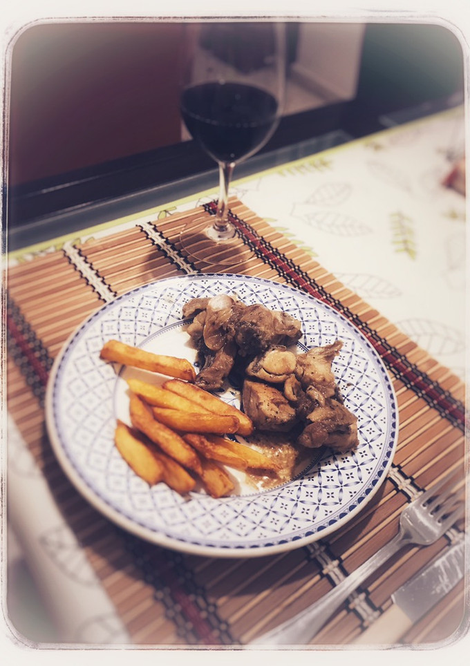 Una foto de Pollo al ajillo o algo por el estilo