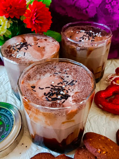 चॉकलेट मिल्क शेक (chocolate milkshake recipe in Hindi) रेसिपी मुख्य फोटो