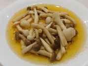 Una foto de chiles en escabeche