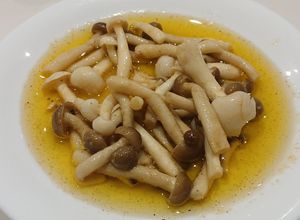 Una foto de Shimeji Marinado (Estilo Escabeche en Frío)