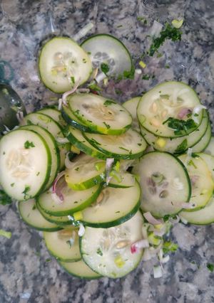 Una foto de Ensalada de pepinos y cebolla de verdeo