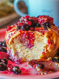Una foto de Mug cake 3 ingredientes con frutos rojos