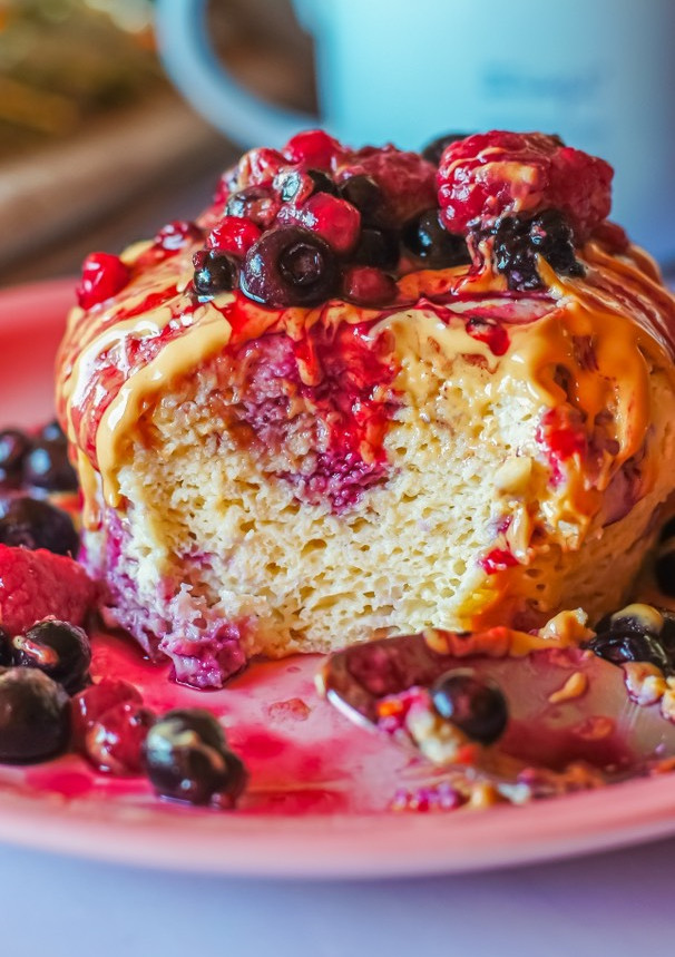 Una foto de Mug cake 3 ingredientes con frutos rojos