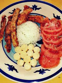 Una foto de Almuerzo liviano🍗🥗🍅🍚
